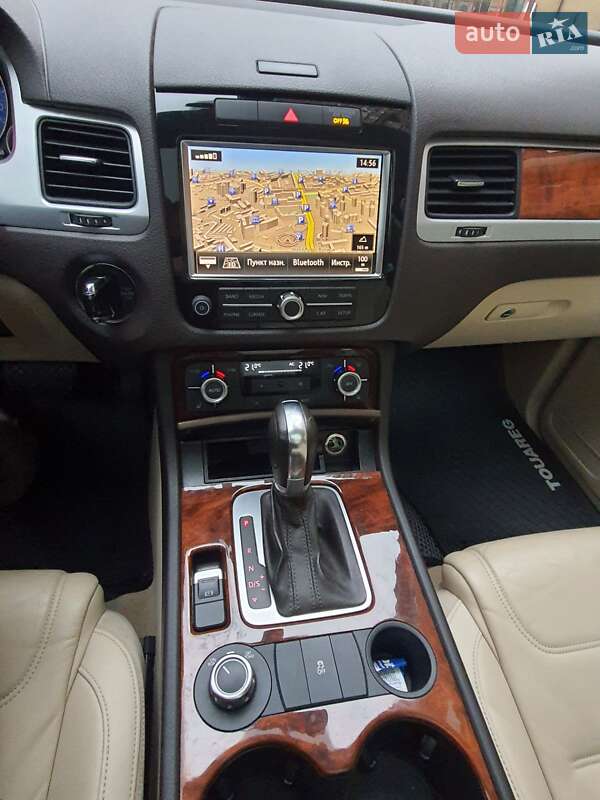 Внедорожник / Кроссовер Volkswagen Touareg 2013 в Киеве