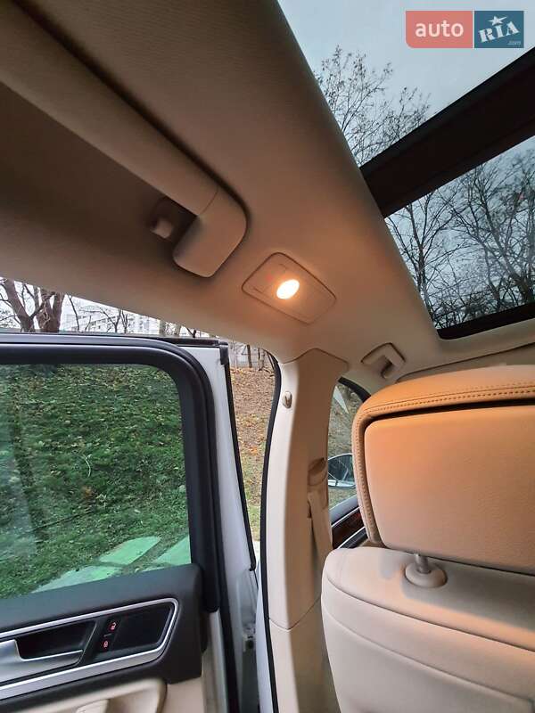 Внедорожник / Кроссовер Volkswagen Touareg 2013 в Киеве