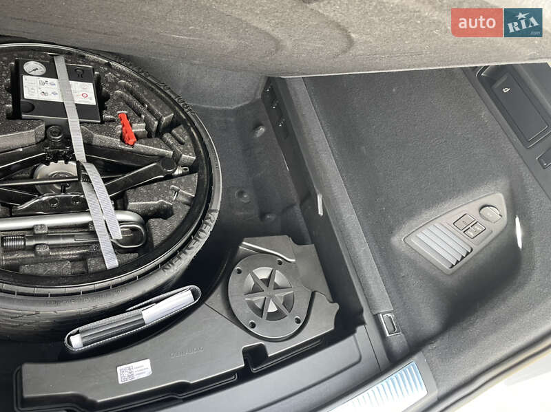 Позашляховик / Кросовер Volkswagen Touareg 2019 в Києві