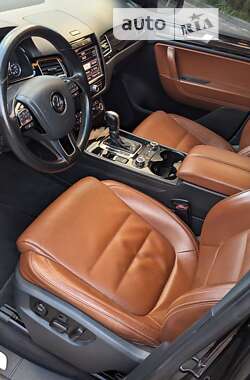 Внедорожник / Кроссовер Volkswagen Touareg 2013 в Львове