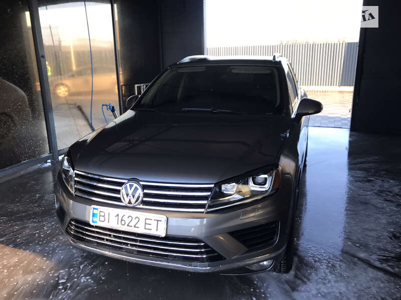Внедорожник / Кроссовер Volkswagen Touareg 2015 в Полтаве