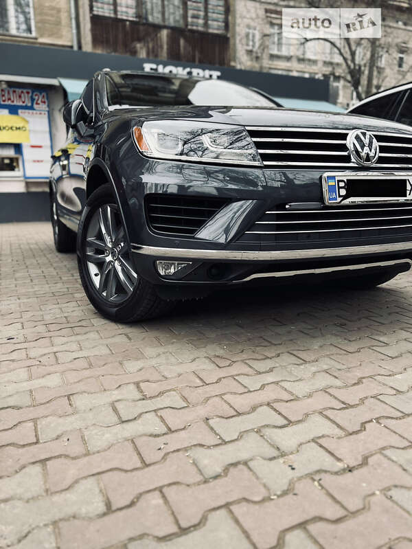 Внедорожник / Кроссовер Volkswagen Touareg 2015 в Одессе