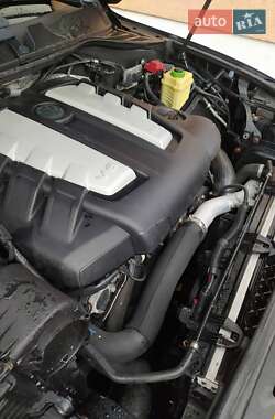Внедорожник / Кроссовер Volkswagen Touareg 2012 в 