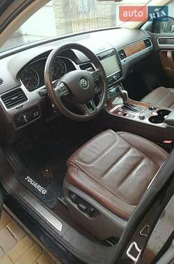 Внедорожник / Кроссовер Volkswagen Touareg 2012 в 