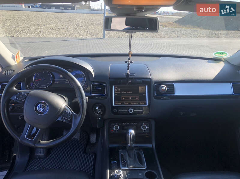 Позашляховик / Кросовер Volkswagen Touareg 2013 в Чернівцях