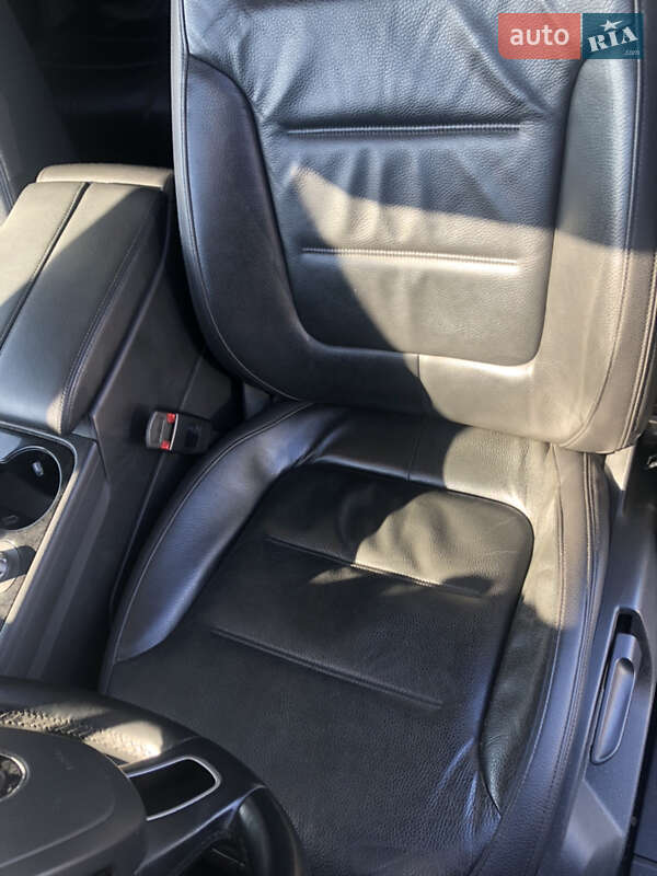 Позашляховик / Кросовер Volkswagen Touareg 2013 в Чернівцях