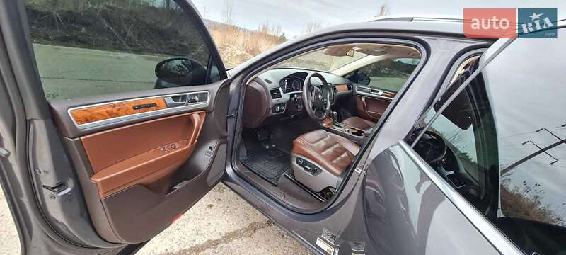 Внедорожник / Кроссовер Volkswagen Touareg 2012 в Львове