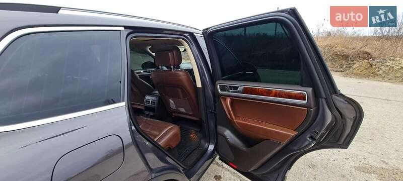 Внедорожник / Кроссовер Volkswagen Touareg 2012 в Львове