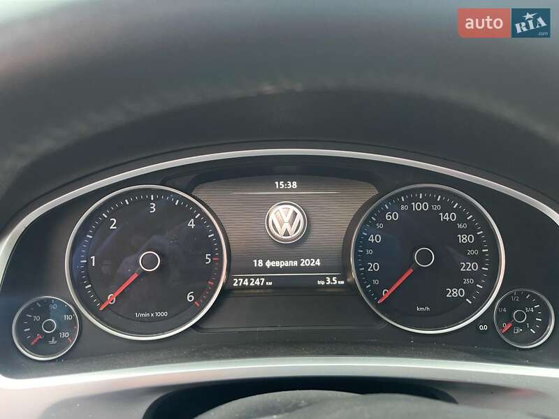 Позашляховик / Кросовер Volkswagen Touareg 2015 в Києві