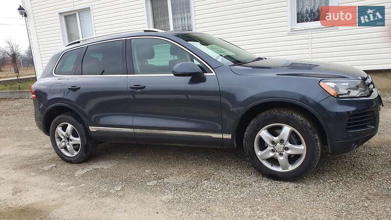 Внедорожник / Кроссовер Volkswagen Touareg 2013 в Черновцах