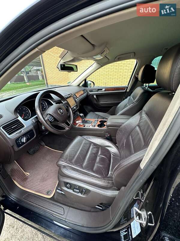Позашляховик / Кросовер Volkswagen Touareg 2010 в Камені-Каширському