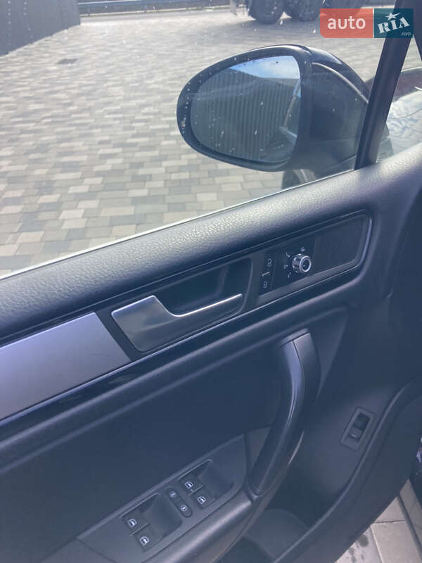 Внедорожник / Кроссовер Volkswagen Touareg 2010 в Полтаве