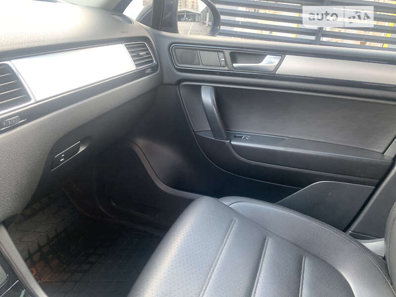 Внедорожник / Кроссовер Volkswagen Touareg 2010 в Киеве