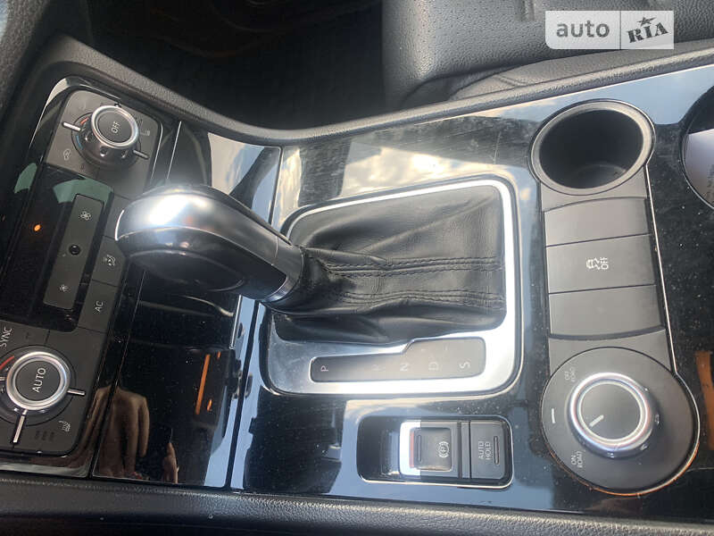 Внедорожник / Кроссовер Volkswagen Touareg 2010 в Киеве