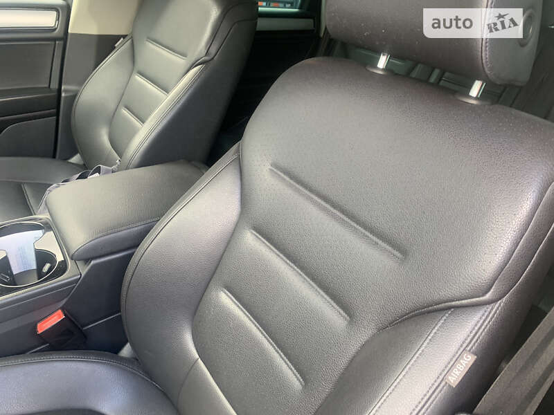 Внедорожник / Кроссовер Volkswagen Touareg 2010 в Киеве