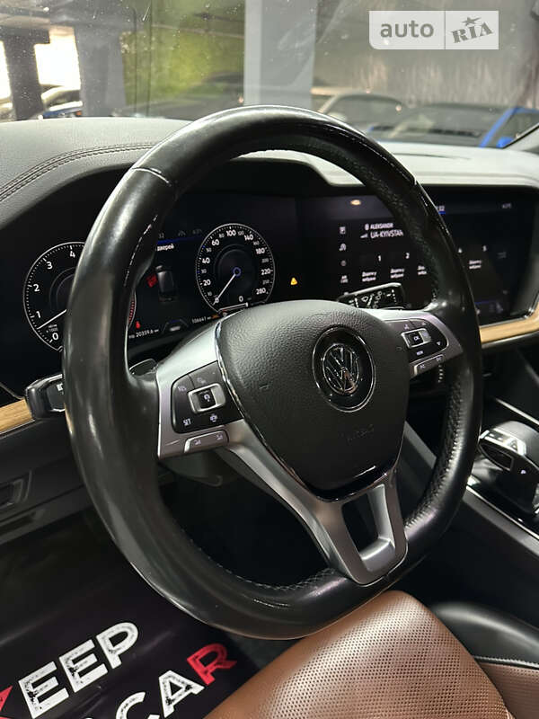 Позашляховик / Кросовер Volkswagen Touareg 2018 в Одесі