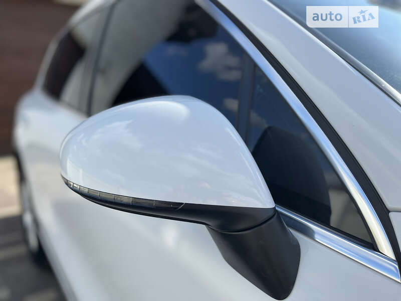 Внедорожник / Кроссовер Volkswagen Touareg 2016 в Стрые