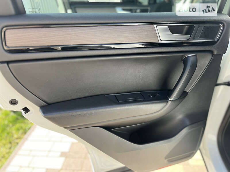 Внедорожник / Кроссовер Volkswagen Touareg 2016 в Стрые