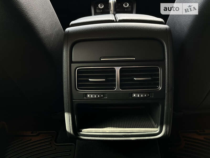 Внедорожник / Кроссовер Volkswagen Touareg 2016 в Стрые