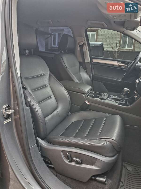 Позашляховик / Кросовер Volkswagen Touareg 2011 в Первомайську