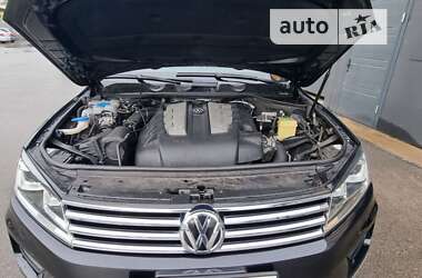 Внедорожник / Кроссовер Volkswagen Touareg 2015 в Киеве