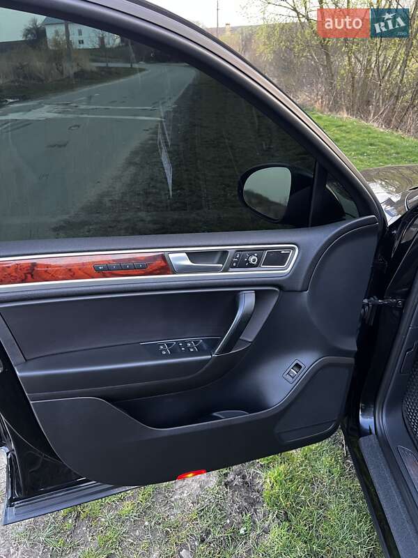 Позашляховик / Кросовер Volkswagen Touareg 2011 в Городенці