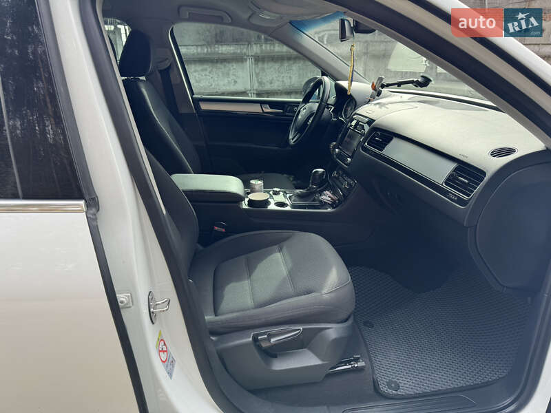 Позашляховик / Кросовер Volkswagen Touareg 2013 в Києві