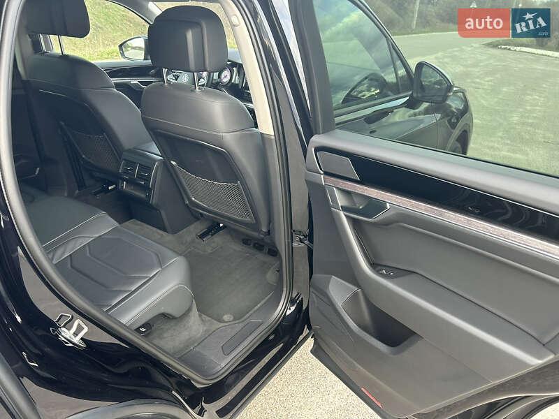 Внедорожник / Кроссовер Volkswagen Touareg 2020 в Киеве