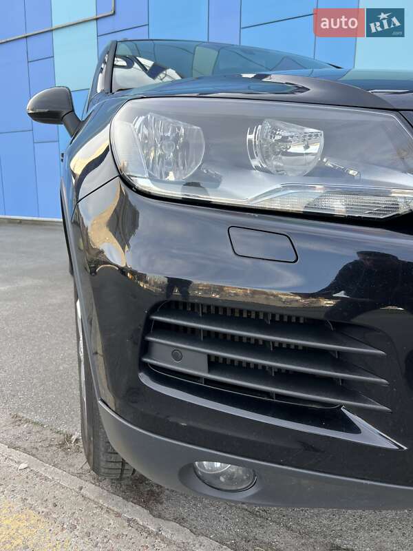 Внедорожник / Кроссовер Volkswagen Touareg 2011 в Киеве
