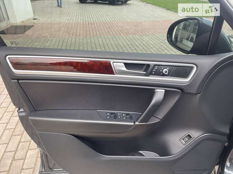 Внедорожник / Кроссовер Volkswagen Touareg 2015 в Полтаве
