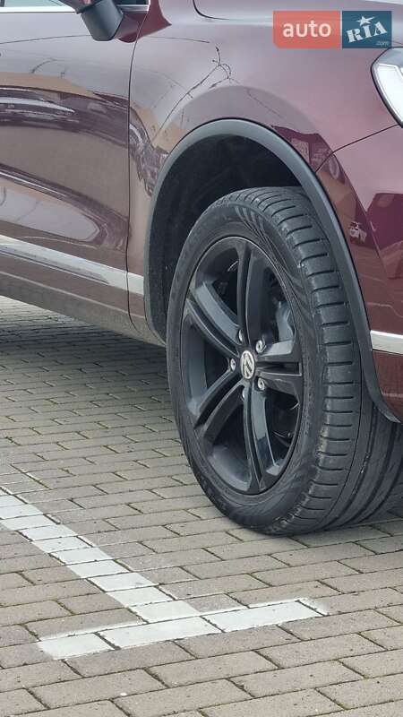 Внедорожник / Кроссовер Volkswagen Touareg 2017 в Ужгороде
