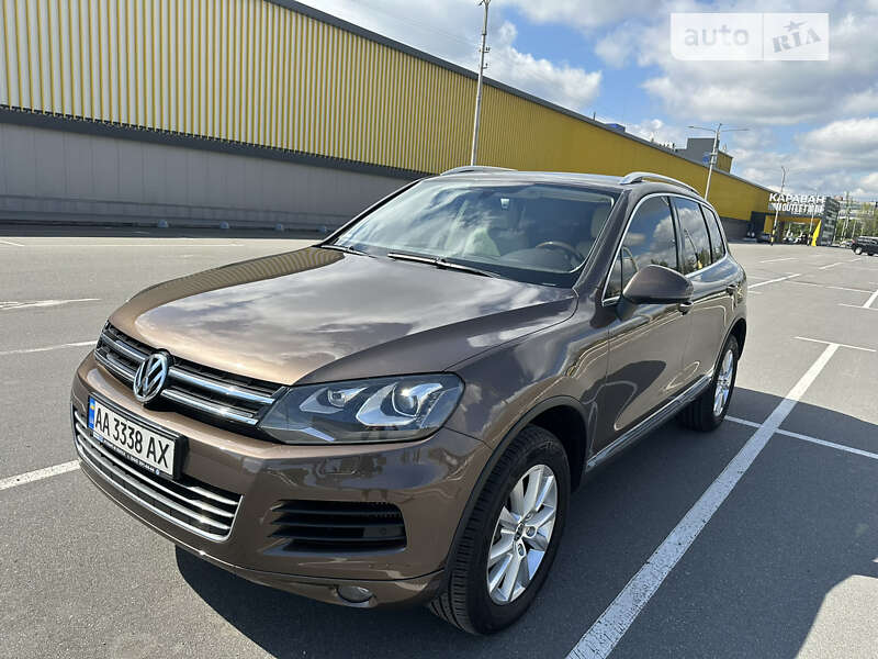 Внедорожник / Кроссовер Volkswagen Touareg 2014 в Киеве