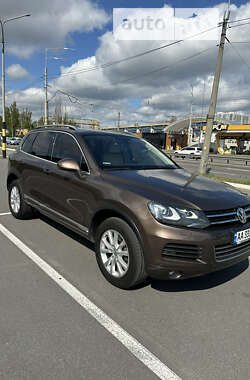 Внедорожник / Кроссовер Volkswagen Touareg 2014 в Киеве