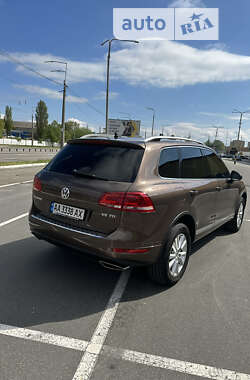 Внедорожник / Кроссовер Volkswagen Touareg 2014 в Киеве