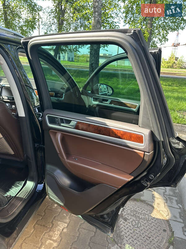 Внедорожник / Кроссовер Volkswagen Touareg 2014 в Шостке