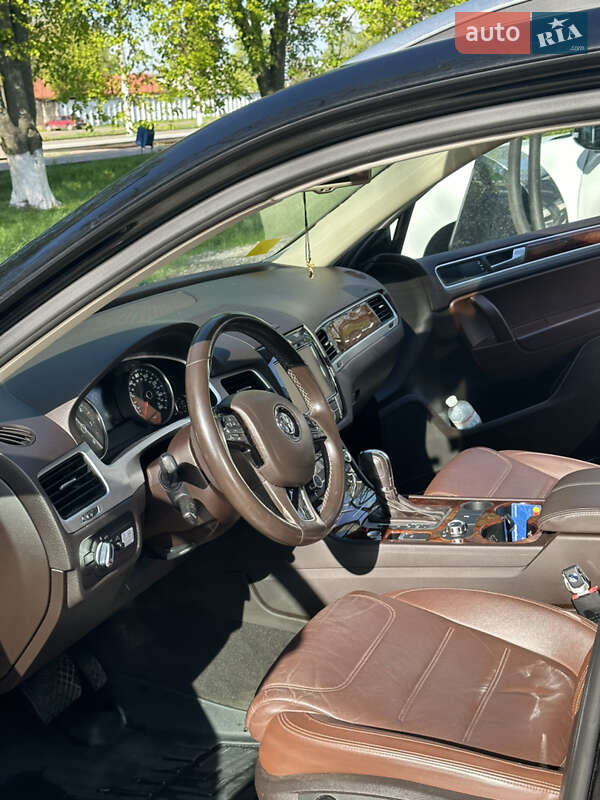 Внедорожник / Кроссовер Volkswagen Touareg 2014 в Шостке