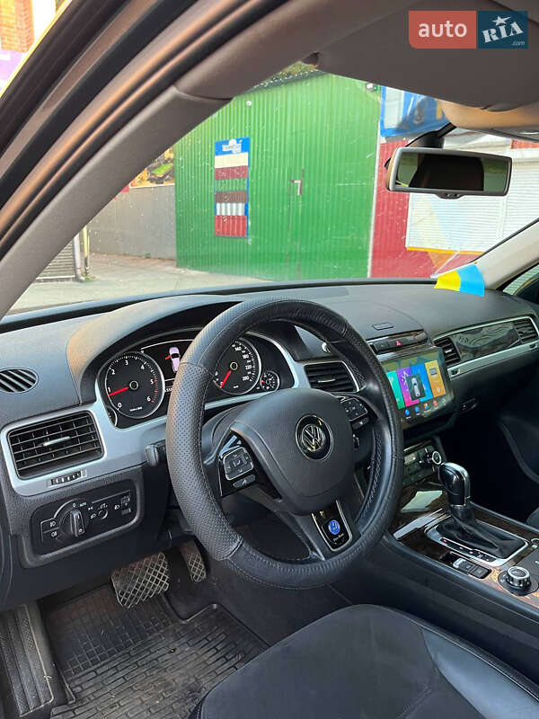 Внедорожник / Кроссовер Volkswagen Touareg 2012 в Полтаве