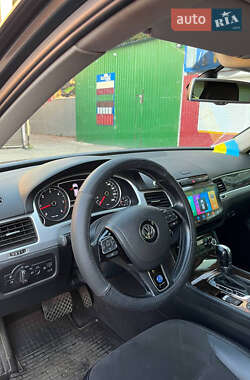 Внедорожник / Кроссовер Volkswagen Touareg 2012 в Полтаве