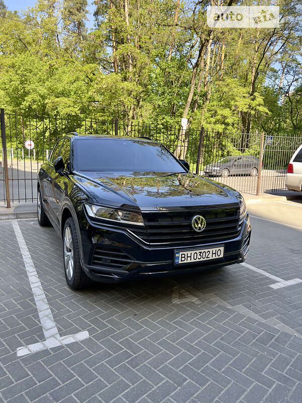 Позашляховик / Кросовер Volkswagen Touareg 2018 в Києві