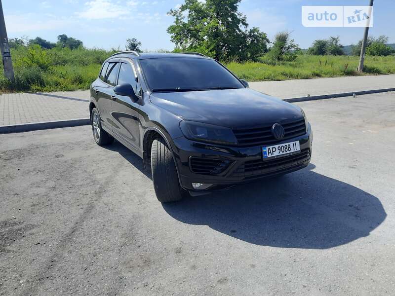 Позашляховик / Кросовер Volkswagen Touareg 2015 в Запоріжжі