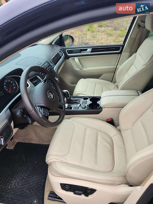 Внедорожник / Кроссовер Volkswagen Touareg 2015 в Тернополе