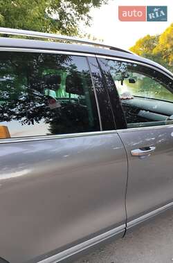 Позашляховик / Кросовер Volkswagen Touareg 2013 в 