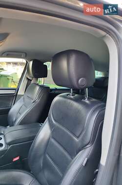 Позашляховик / Кросовер Volkswagen Touareg 2013 в 