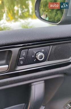Позашляховик / Кросовер Volkswagen Touareg 2013 в 