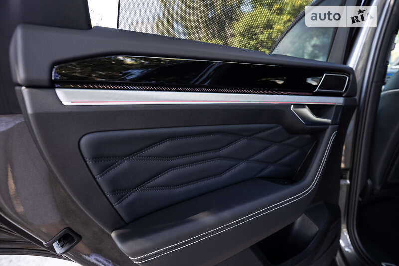 Позашляховик / Кросовер Volkswagen Touareg 2024 в Києві