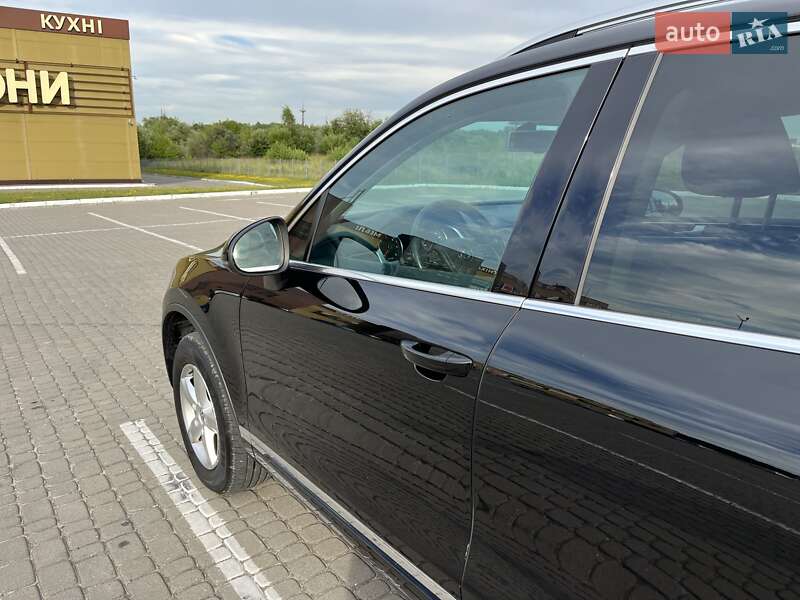 Внедорожник / Кроссовер Volkswagen Touareg 2013 в Львове