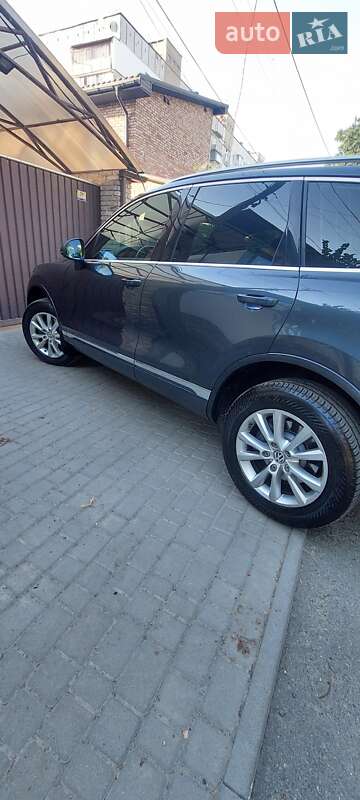 Позашляховик / Кросовер Volkswagen Touareg 2012 в Дніпрі