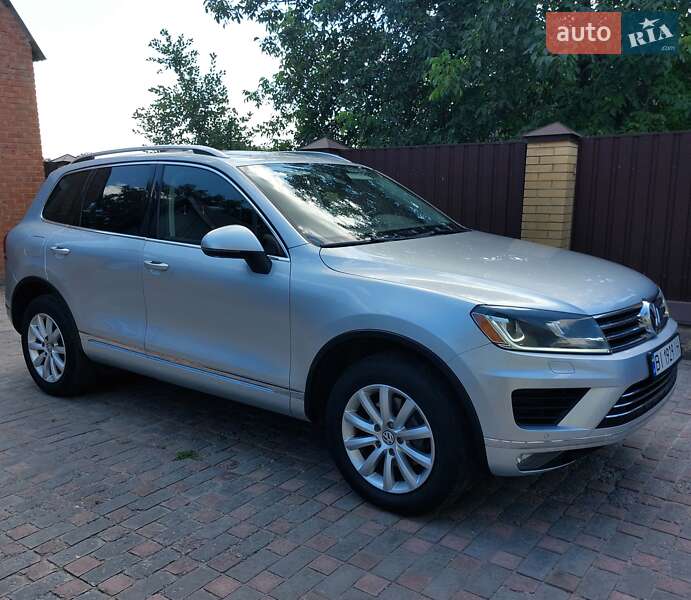 Позашляховик / Кросовер Volkswagen Touareg 2015 в Полтаві