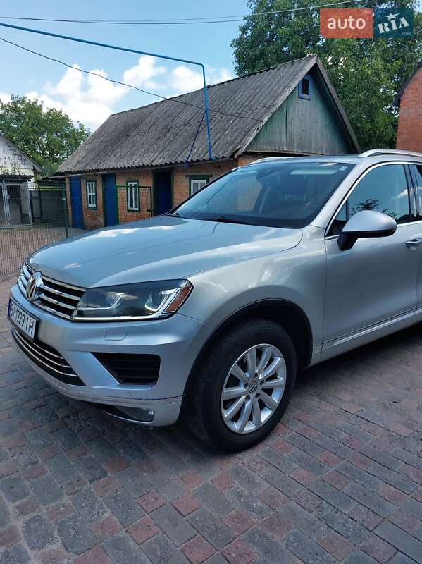 Позашляховик / Кросовер Volkswagen Touareg 2015 в Полтаві