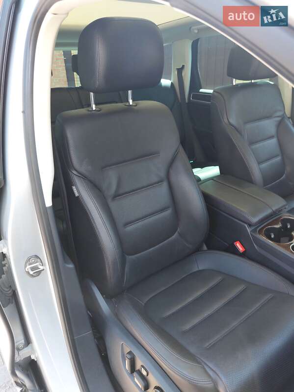 Позашляховик / Кросовер Volkswagen Touareg 2015 в Полтаві